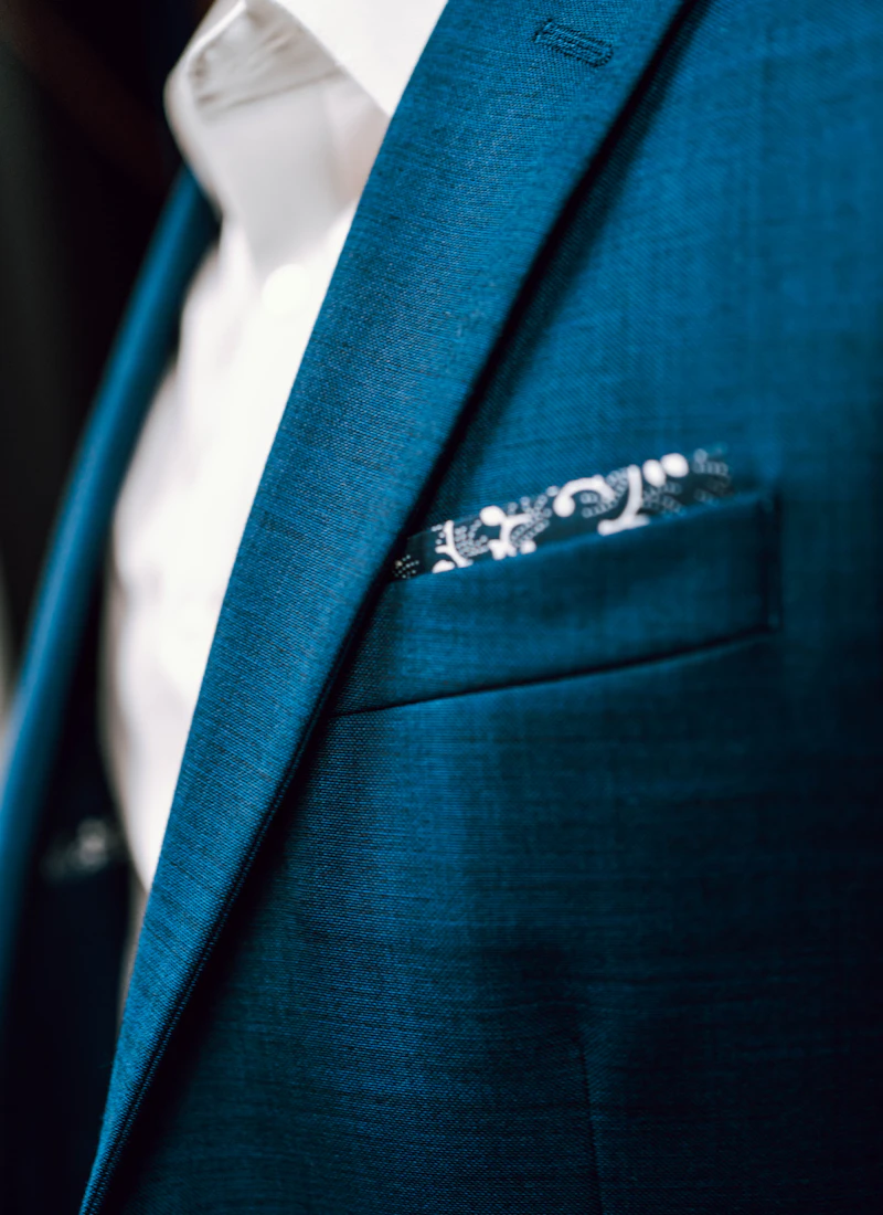 Close view of an azure double-breasted suit